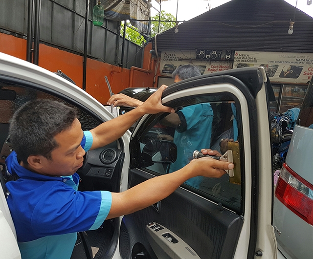 Proses Pemasangan Kaca Film O2