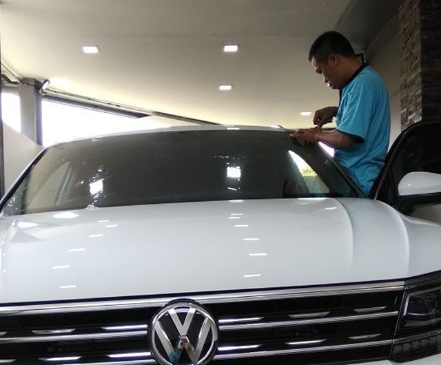 Proses Pemanasan Kaca Film sebelum terpasang di VW Tiguan