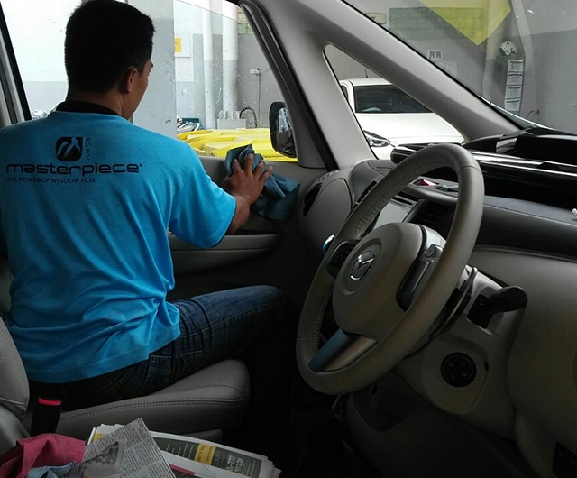 Proses Pemasangan Kaca Film Renzu Mint 15 70% Mobil Mazda Biante