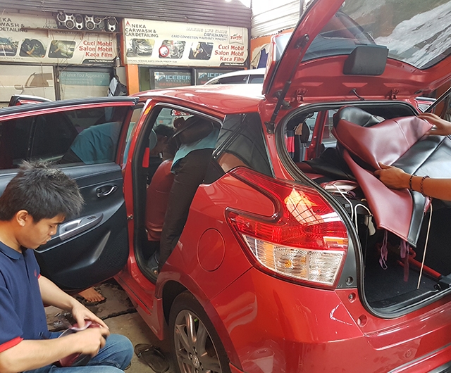 Proses Pemasangan Sarung Jok Mobil Yaris