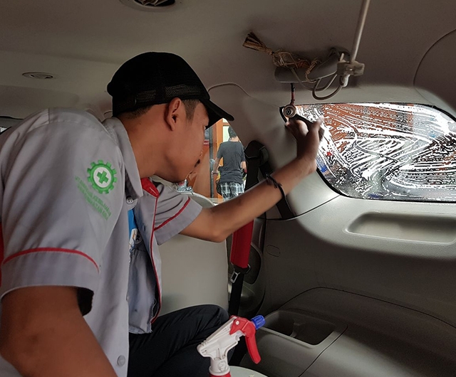 Proses Pembersihan sisa lem di Kaca mobil chevrolet spin