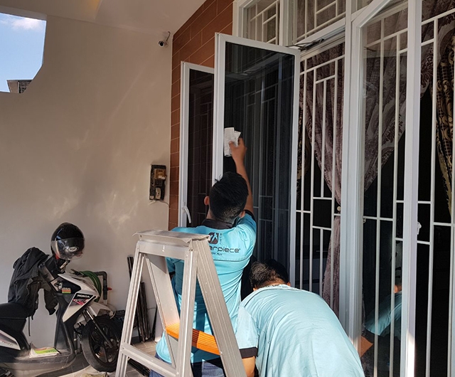 Proses Pemasangan Kaca Film Rumah