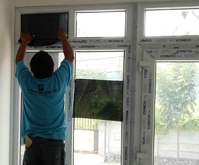 Proses Pemasangan Kaca Film Ruko Tiang bendera 7 Tambora Jakarta Barat