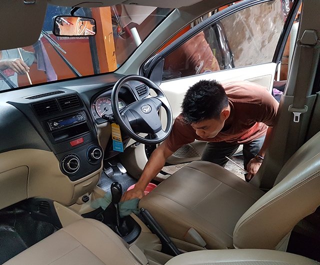 Proses Pembersihan Inerior Mobil Xenia