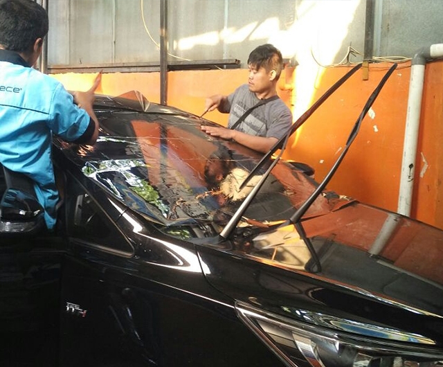 Proses Pemanasan Kaca Film sebelum terpasang di mobil All New Innova