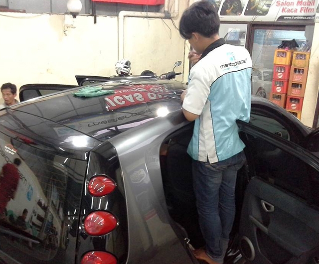 PEMASANGAN KACA FILM PANORAMIC ROOF <b>MERCY SMART</b>