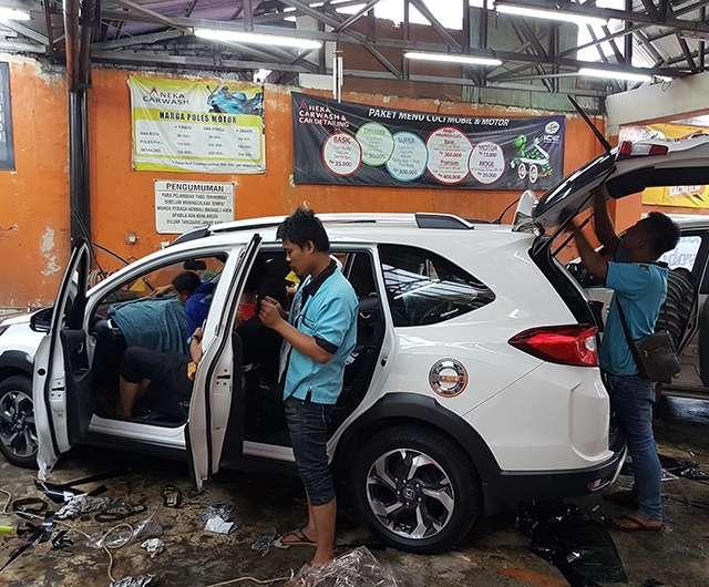 Proses Pemasangan Kaca Film O2 Mobil Honda BRV