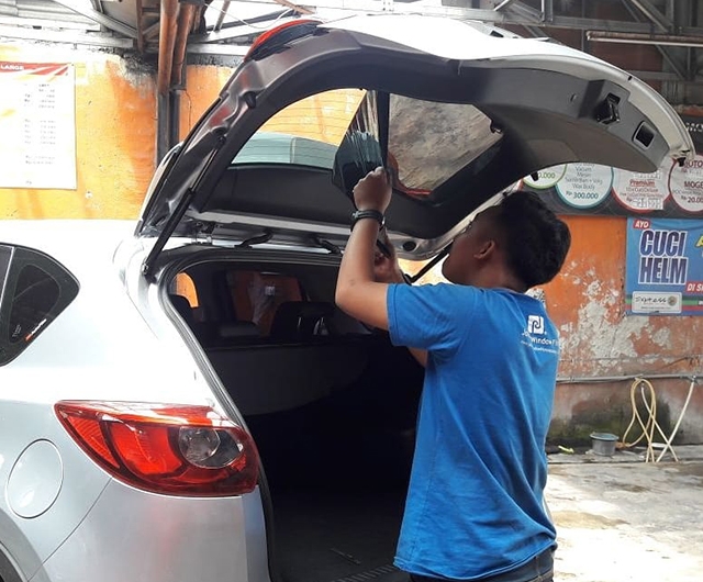 Proses Pencabutan Kaca Film Lama di Mazda CX5