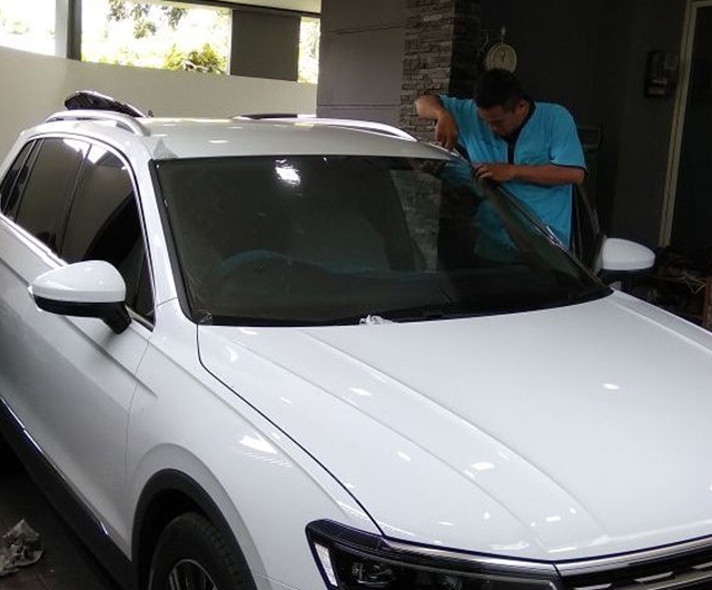 Proses Pemanasan Kaca Film sebelum terpasang di VW Tiguan