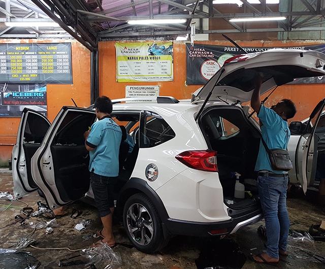 Proses Pemasangan Kaca Film O2 Mobil Honda BRV