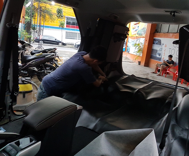 Proses Pemasangan Karpet Dasar Mobil Fortuner VRZ