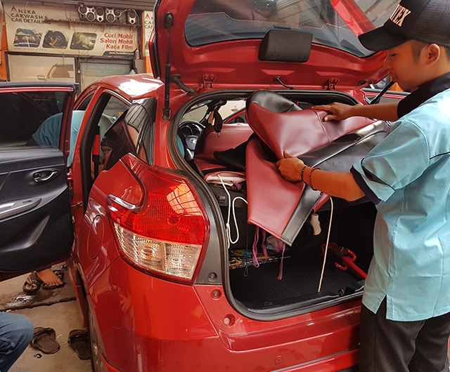 Proses Pemasangan Sarung Jok Mobil Yaris