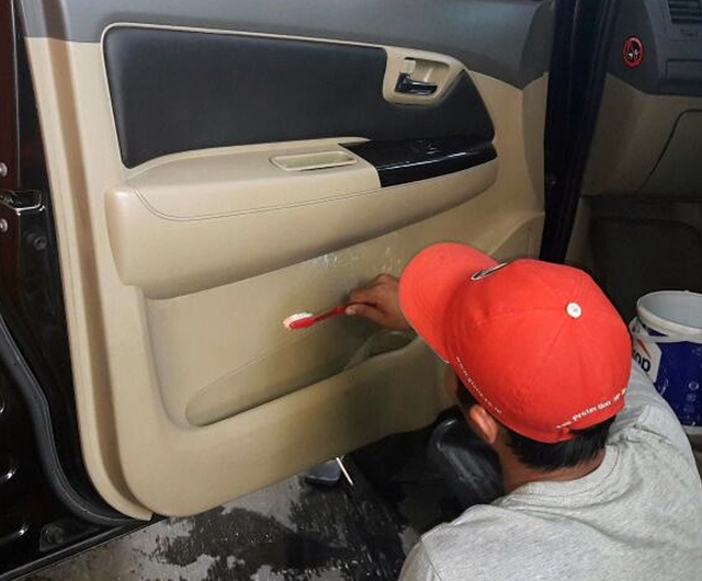 Proses pembersihan door trim