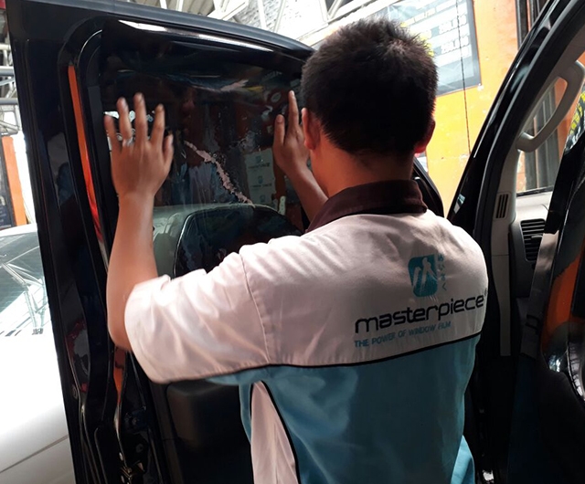 Proses Pemasangan Kaca Film Renzu 15 Mobil Nissan Navara