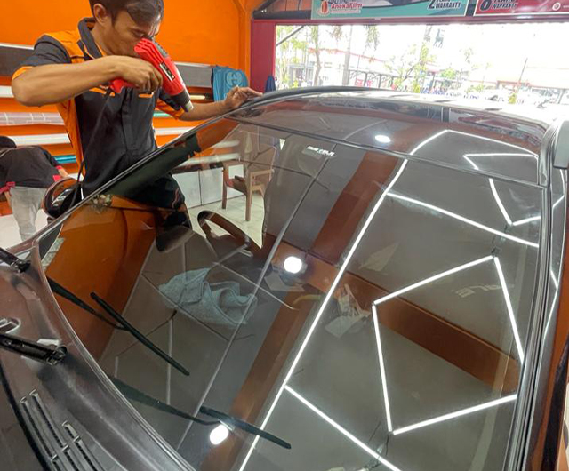 Proses pemasangan kaca film Tangerang dimobil Daihatsu All New Terios