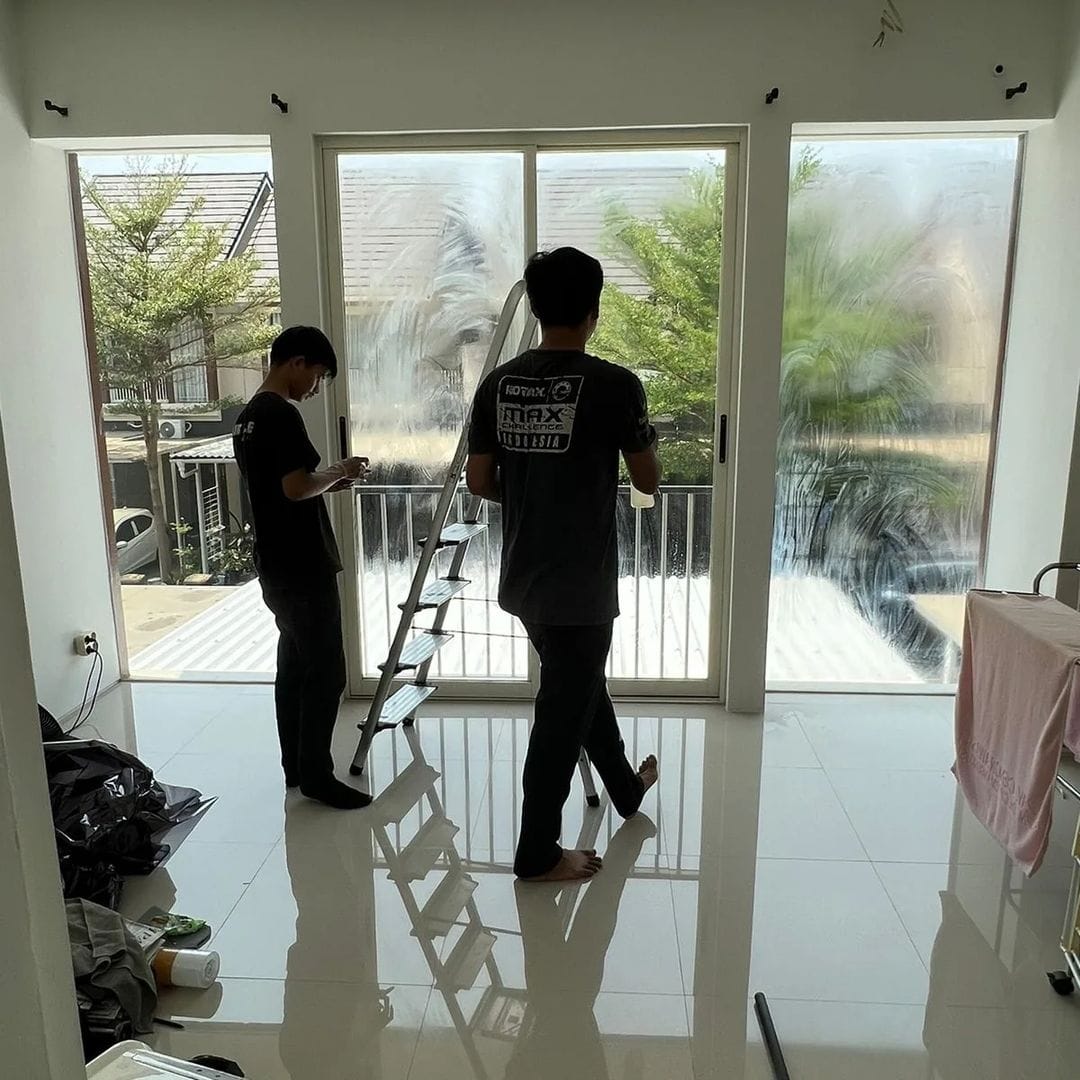 Proses Pemasangan Kaca Film Rumah - Teknisi Anekafilm Tangerang
