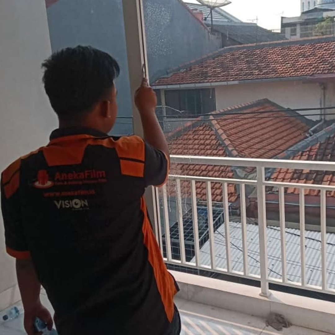 Proses Pemasangan Kaca Film Apartemen - Teknisi Anekafilm Tangerang