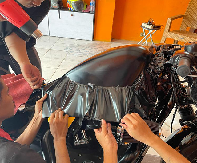 Proses pemasangan stiker maxdecal di Motor Harley