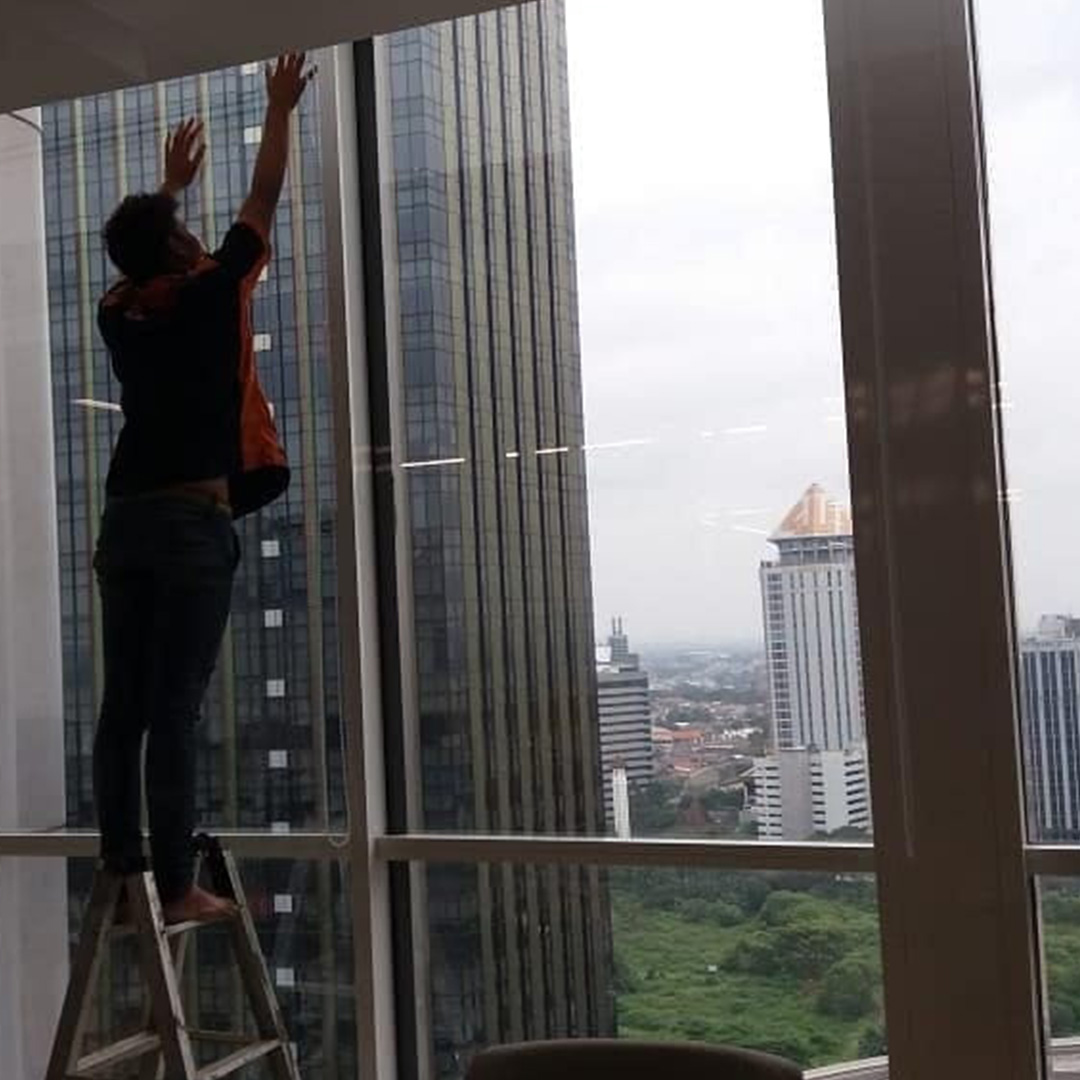 Proses Pemasangan Kaca Film Gedung - Teknisi Anekafilm Tangerang