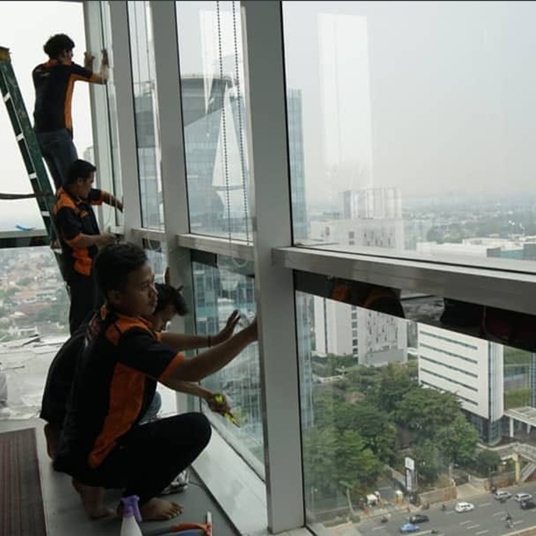 Proses Pemasangan Kaca Film Gedung - Teknisi Anekafilm Tangerang