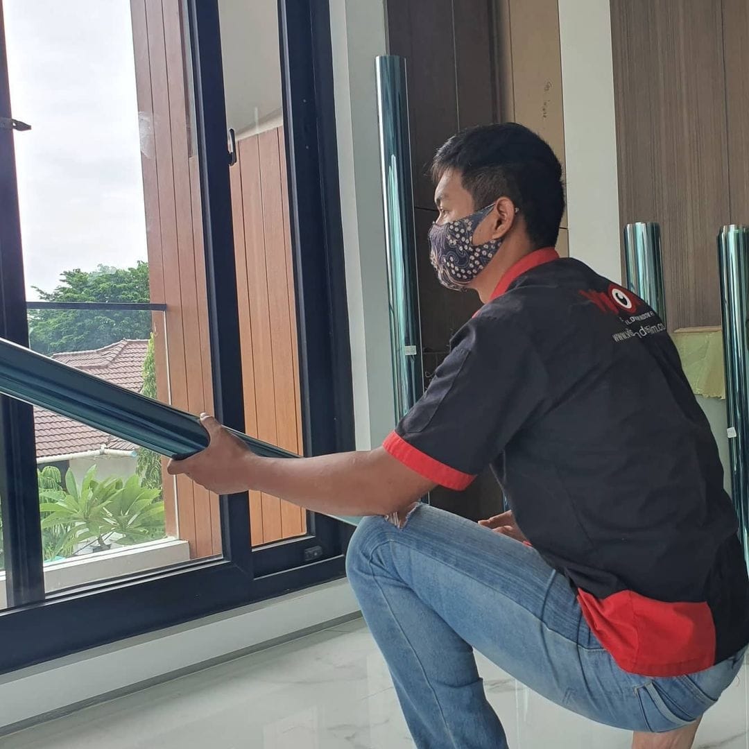 Proses Pemasangan Kaca Film Rumah - Teknisi Anekafilm Tangerang