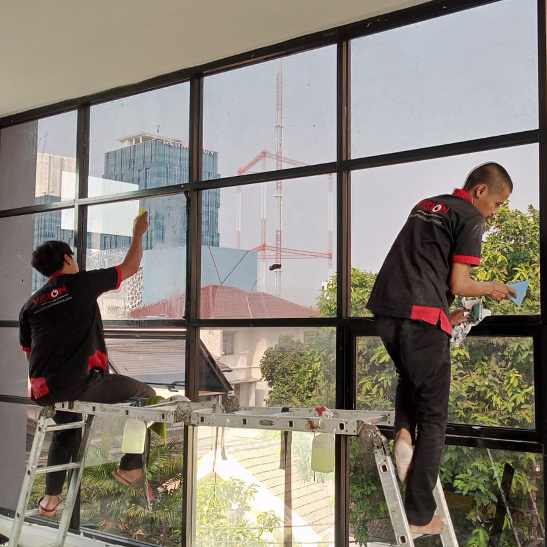 Proses Pemasangan Kaca Film Durable di Restoran - Teknisi Anekafilm 