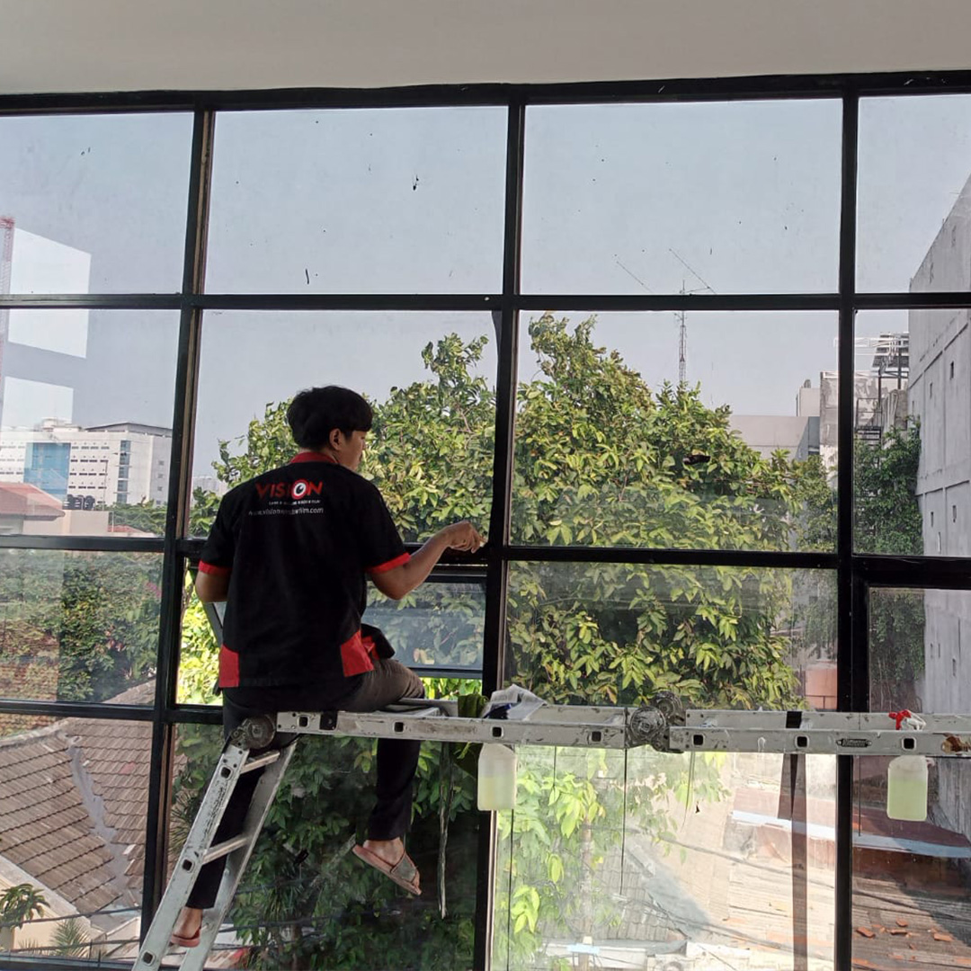 Proses Pemasangan Kaca Film Durable di Restoran - Teknisi Anekafilm 