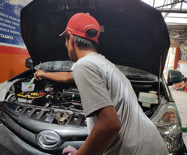 Proses Pembersihan Mesin Mobil Xenia