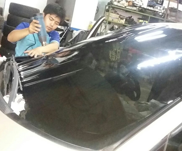 Proses Pemasangan Kaca Film Iceberg Mobil Peugeot 807