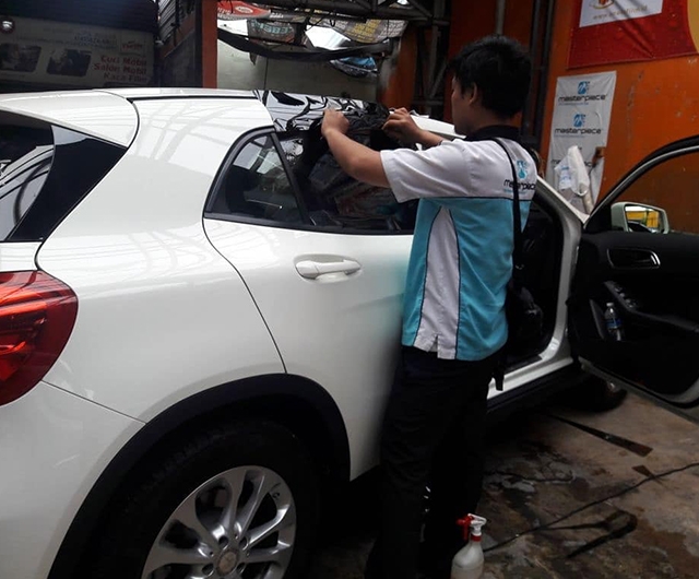 Proses Mall Kaca Film sebelum dipasang di mobil Mercy CLA-200