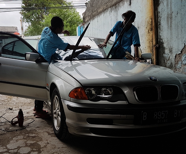 Proses Pemasangan Kaca Film