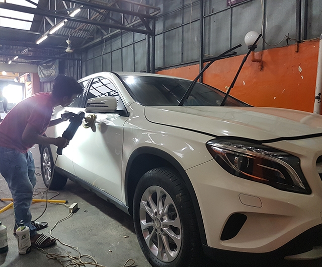 Proses Poles sebelum Coating AutoTriz di mobil Mercy CLA-200