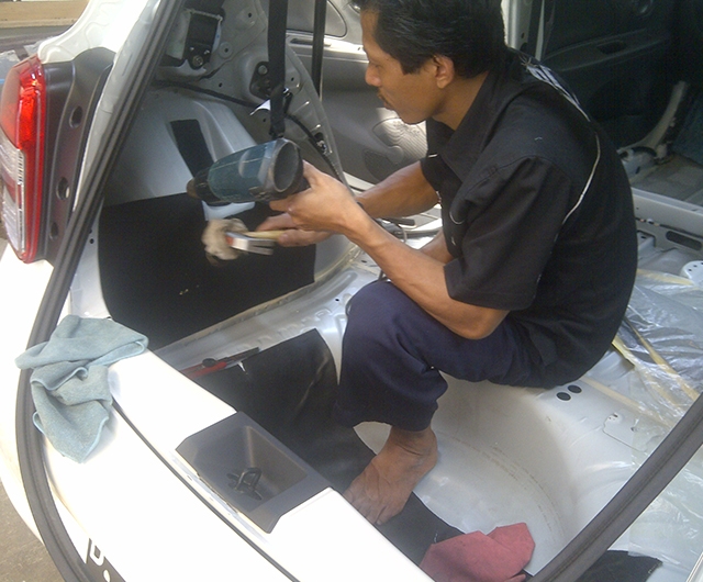 PROSES PEMASANGAN PEREDAM ASPAL <b>NISSAN MARCH</b>