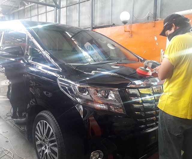 Proses Poles sebelum Coating Auto Triz Mobil All New Alphard