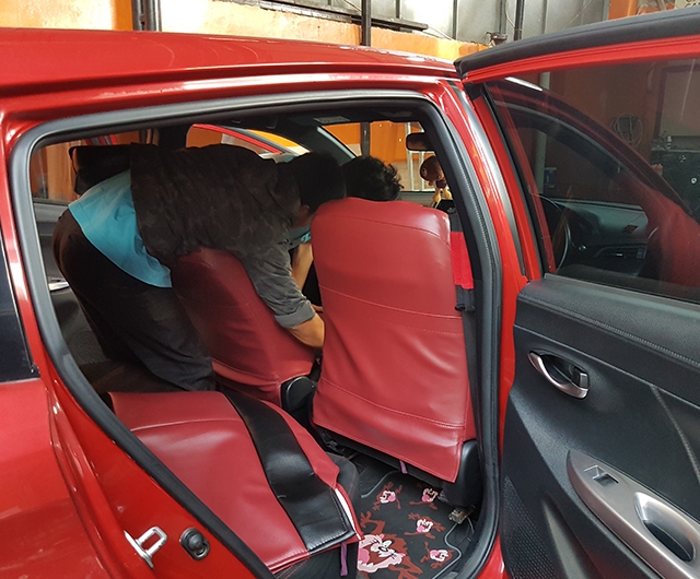 Proses Pemasangan Sarung Jok Mobil Yaris