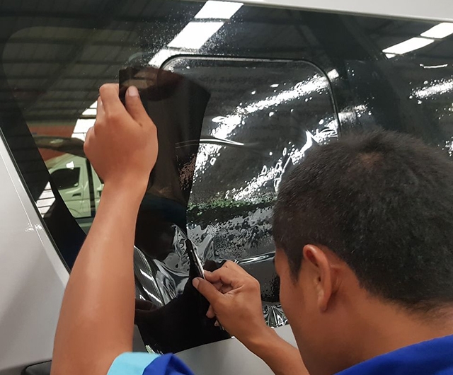 Proses Mall sebelum dipasang Kaca Film di mobil HiAce